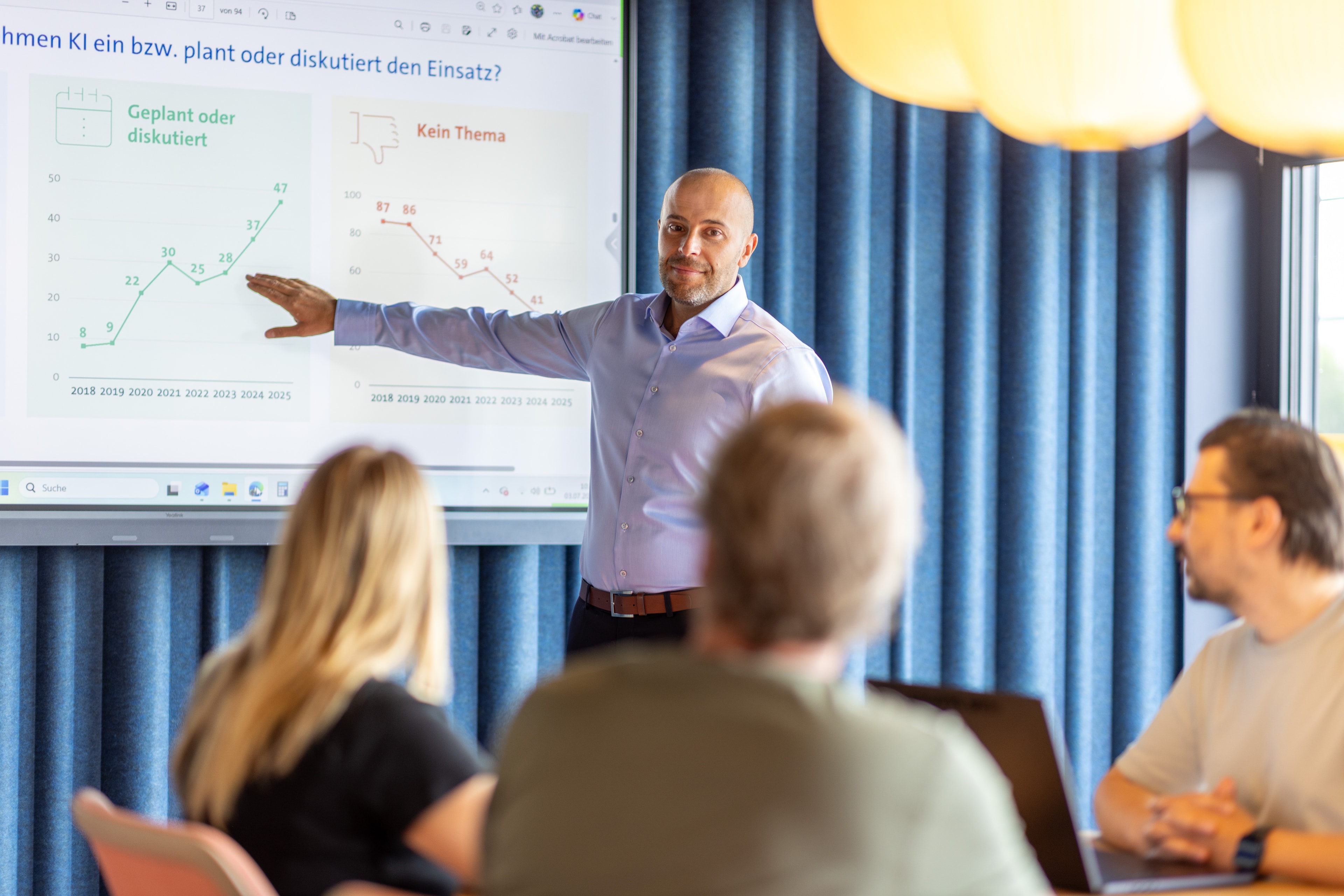 Zoran Peric leitet einen KI-Workshop mit einem Team